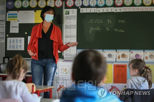 14일(현지시간) 다시 문을 연 프랑스 학교에서 선생님이 마스크를 쓰고 수업을 진행하고 있다.  (AP=연합뉴스)